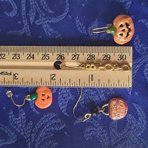 🍂🎃Set of Vintage Mismatched Halloween earrings- for Crafting, Costumes, Repair - Picture 10 of 13